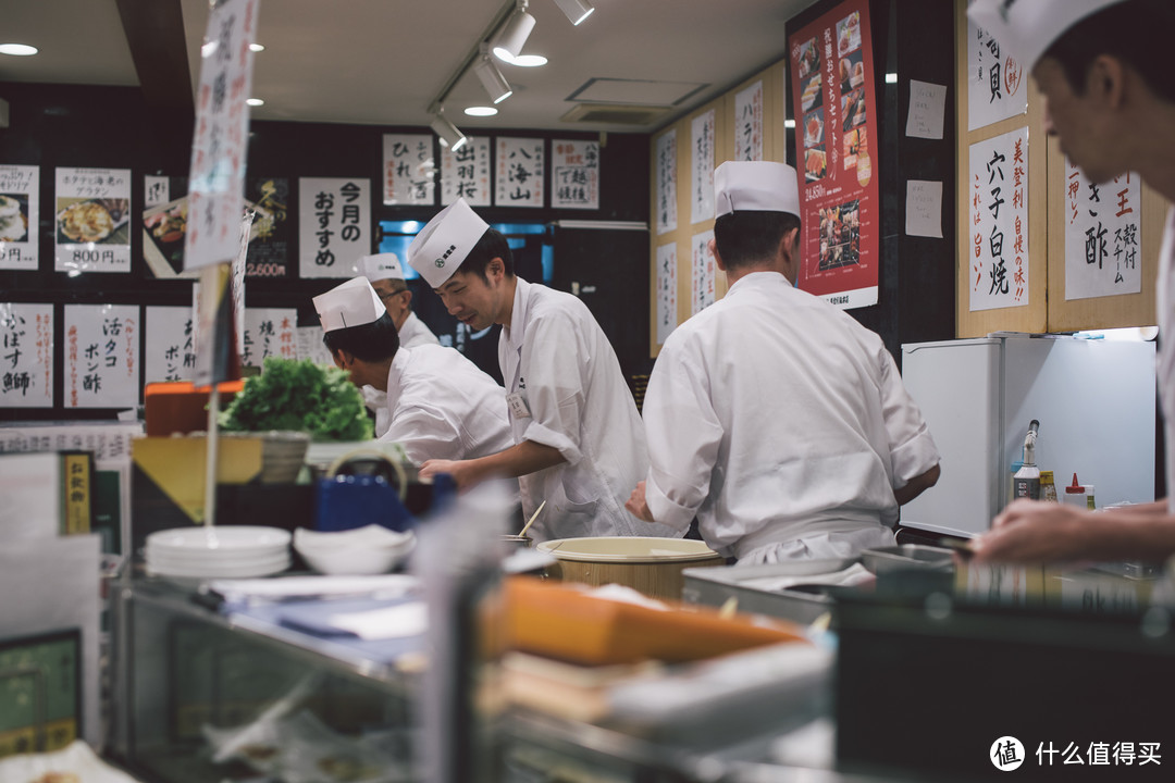 可以近距离观察寿司师傅和他们的制作过程