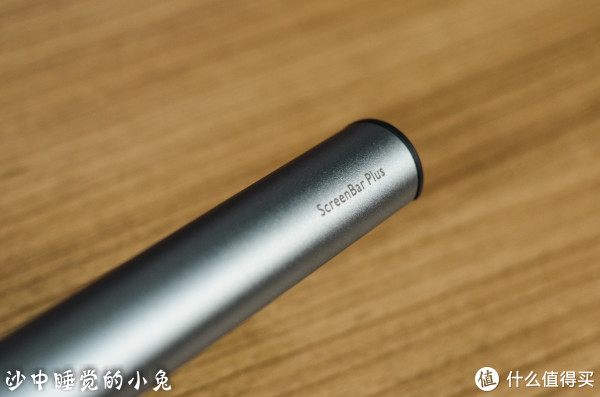 灯体外壳采用了铝合金材质并做了阳极喷砂处理，质感也比较强。