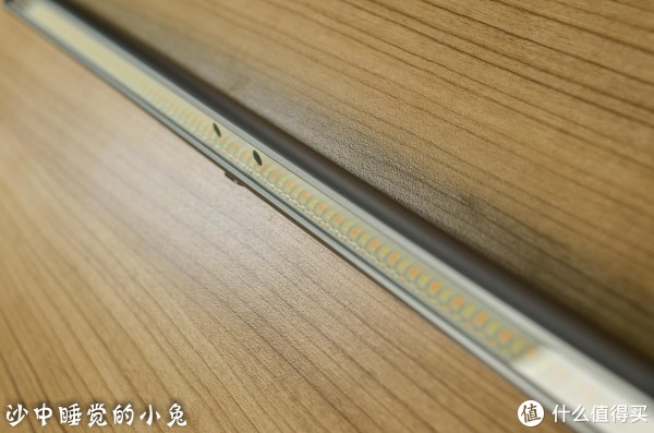 灯棍的部分里面是冷暖两种色温的LED灯珠，这个价位采用的灯珠也不会差，应该是CREE的LED灯珠。