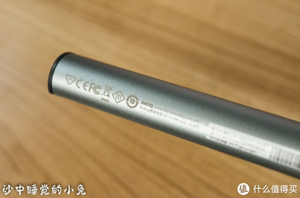 有各种国际安规，欧盟、蓝光认证的标志，说明这个产品很安全可靠。