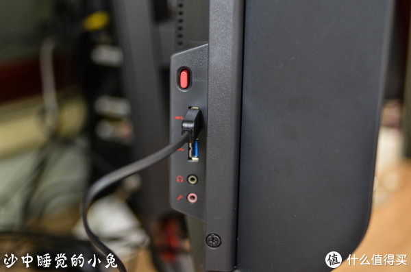 整个安装过程很简单，把固定夹固定在显示器上，然后再把灯棍安在夹子里面就可以了，整个过程两分钟足够了。而且这个夹灯的设计很巧妙，支持任何显示器。