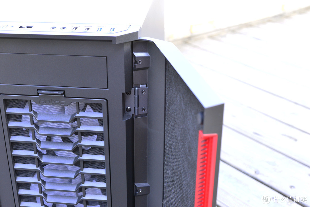 八个3.5寸硬盘完美支持，安钛克P101静音机箱实测