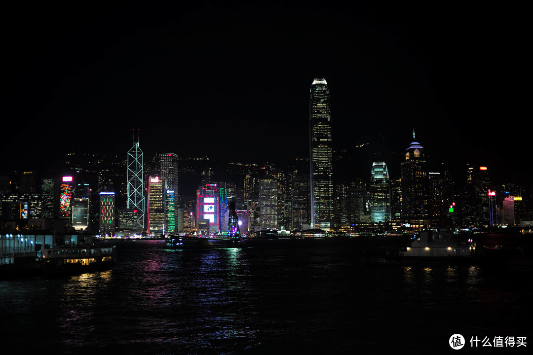 去小天星渡轮买票的功夫，维港的夜景已然亮起。