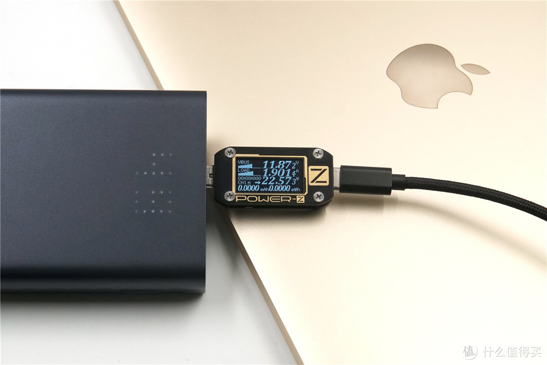 USB-C口支持27W USB PD输出，ZMI紫米 Aura 移动电源QB822开箱评测