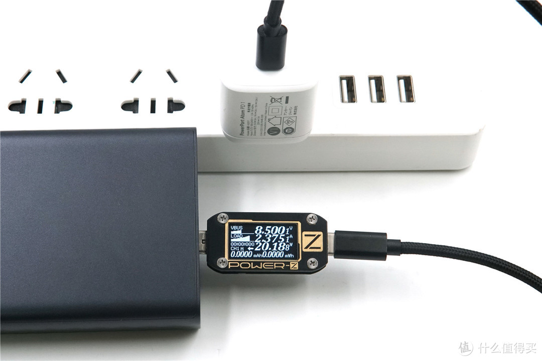 USB-C口支持27W USB PD输出，ZMI紫米 Aura 移动电源QB822开箱评测