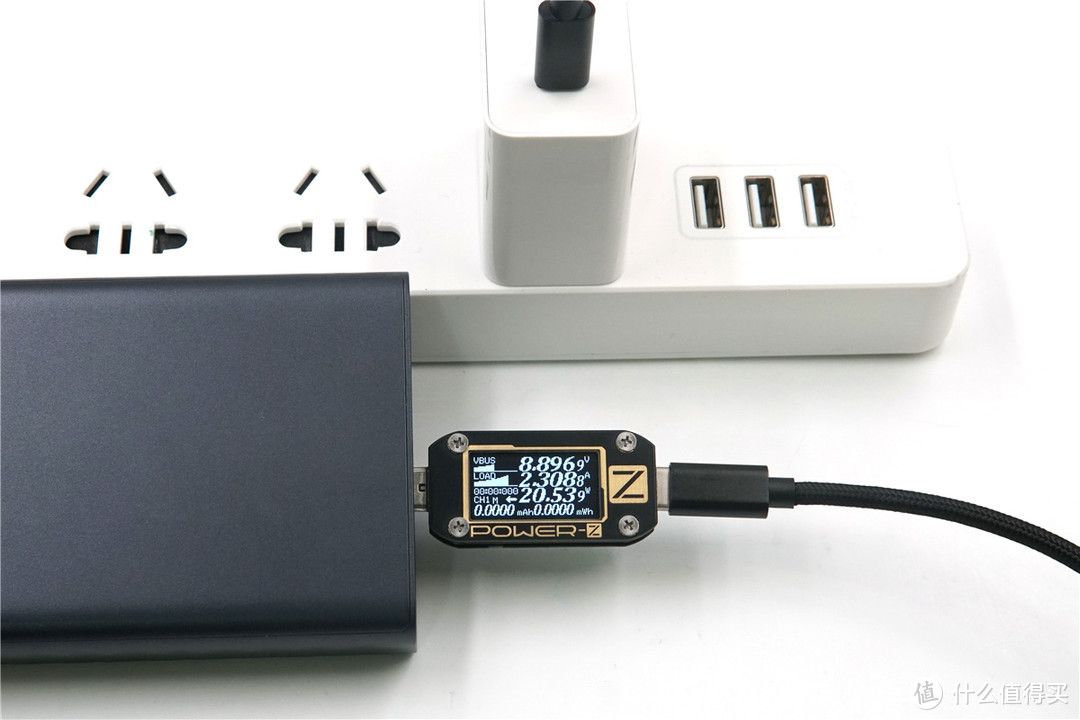 USB-C口支持27W USB PD输出，ZMI紫米 Aura 移动电源QB822开箱评测