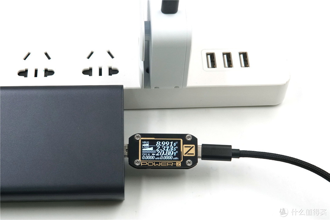 USB-C口支持27W USB PD输出，ZMI紫米 Aura 移动电源QB822开箱评测