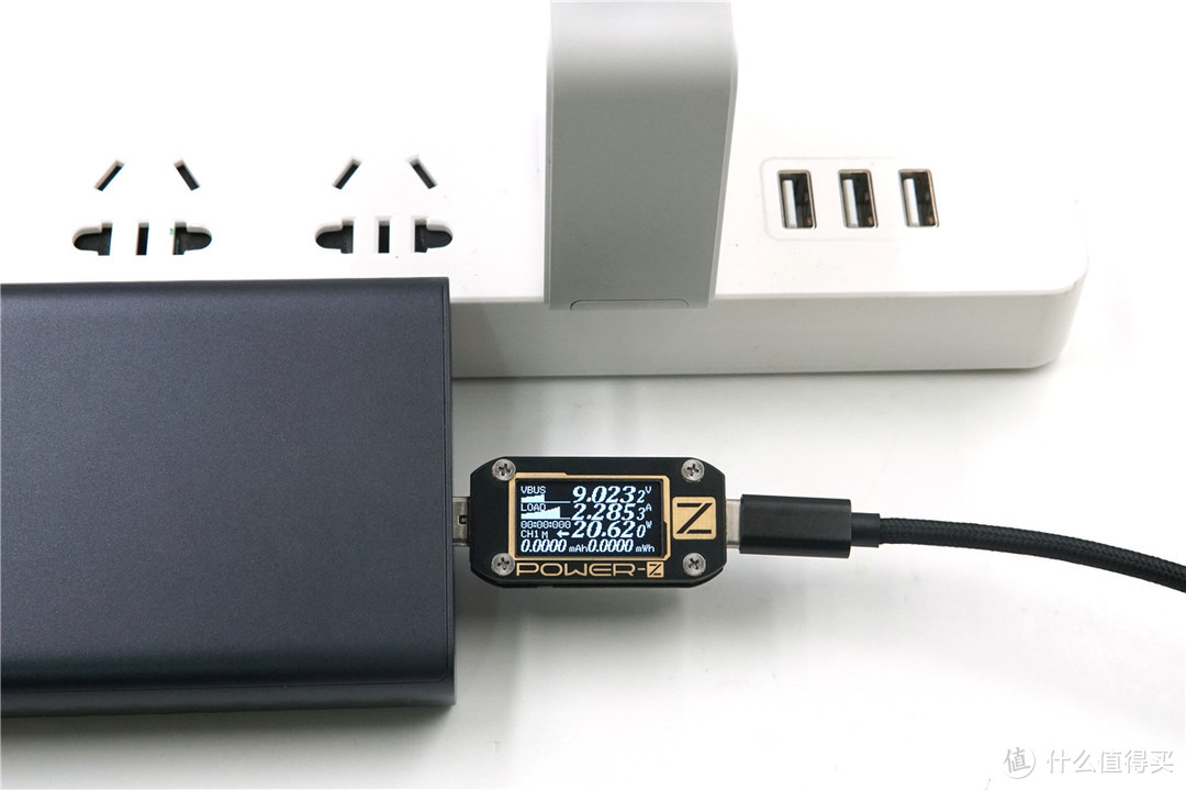 USB-C口支持27W USB PD输出，ZMI紫米 Aura 移动电源QB822开箱评测