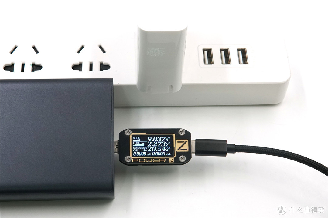 USB-C口支持27W USB PD输出，ZMI紫米 Aura 移动电源QB822开箱评测