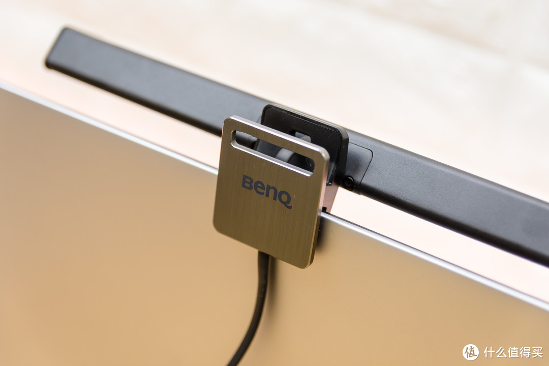 移动场景也需优质照明：BenQ 明基 WiT screenbar Lite 笔电智能挂灯测评