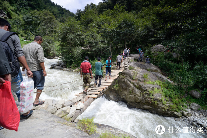 需要跨越湍急的山涧