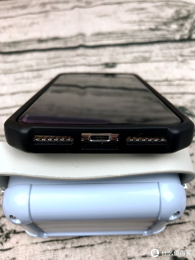 确实装了个X-UAG iPhone Xs/X 防摔手机壳 探险者系列 白色 开箱简评