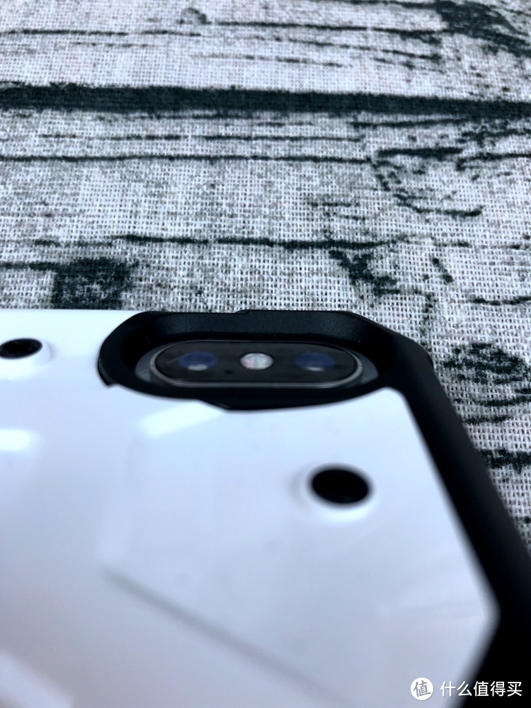 确实装了个X-UAG iPhone Xs/X 防摔手机壳 探险者系列 白色 开箱简评