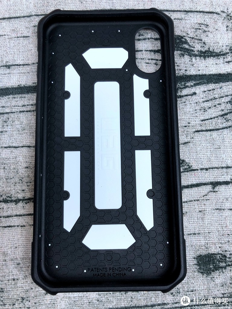 确实装了个X-UAG iPhone Xs/X 防摔手机壳 探险者系列 白色 开箱简评