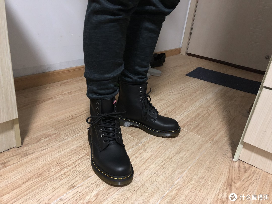 Dr. Martens 1460 软皮男士8孔马丁靴开箱上脚—附真人搭配展示