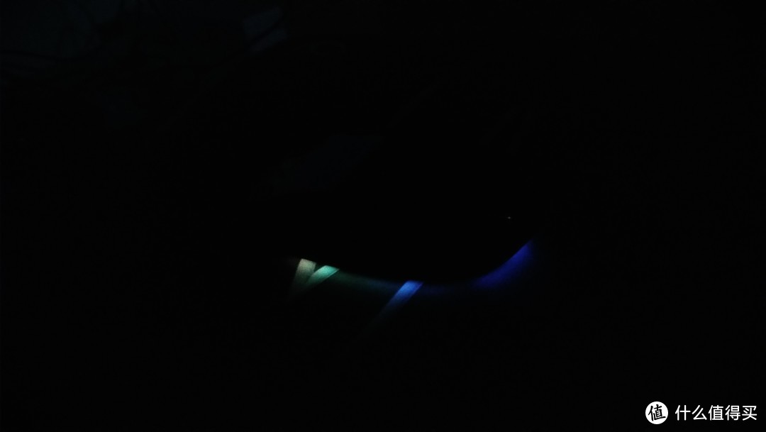 插上电以后，不装驱动的情况下底部的灯带默认是彩色呼吸灯，也就是飞利浦一直标榜的“流光溢彩”，几年前我曾经在朋友家见过飞利浦彩电的流光溢彩效果，很惊艳。