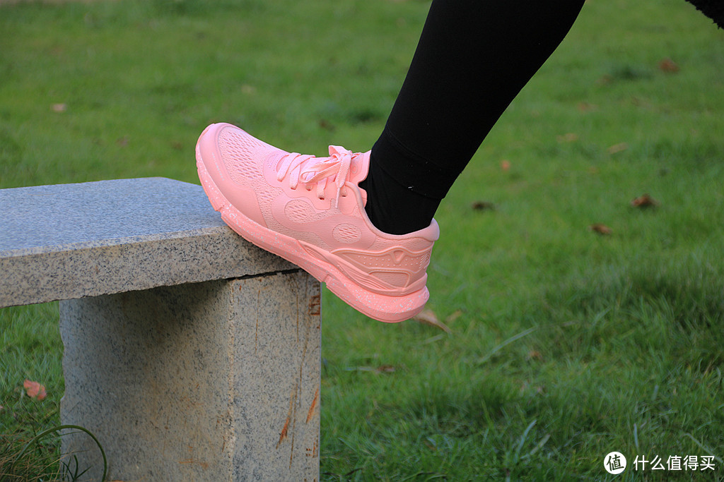 运动鞋也能代替智能穿戴手环产品，咕咚智能跑鞋时尚10K体验