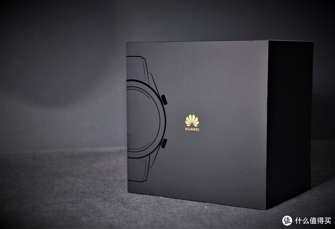 颇具质感的方形黑色包装盒正中烫金华为菊花logo非常具有质感,有种