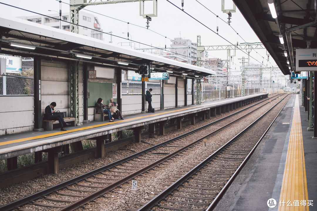 小而陈旧的神奈川电车站