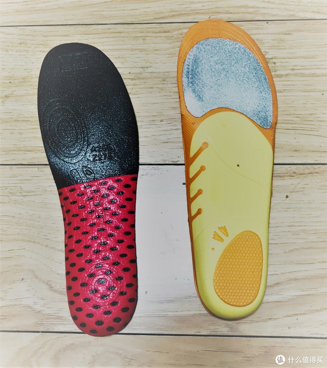 原厂鞋垫（左）vs Sidas滑雪鞋垫（右）