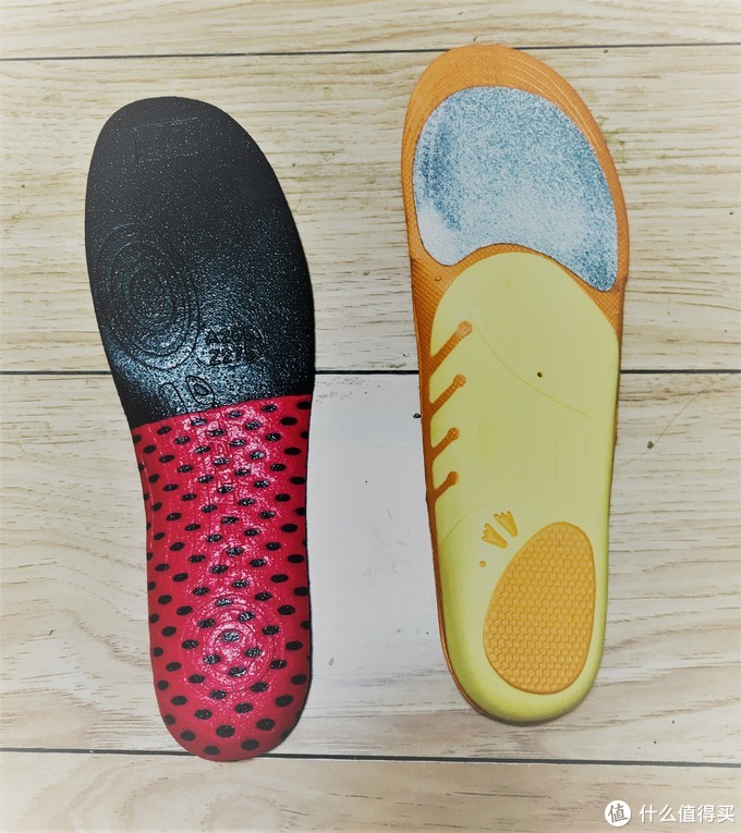 原厂鞋垫（左）vs Sidas滑雪鞋垫（右）