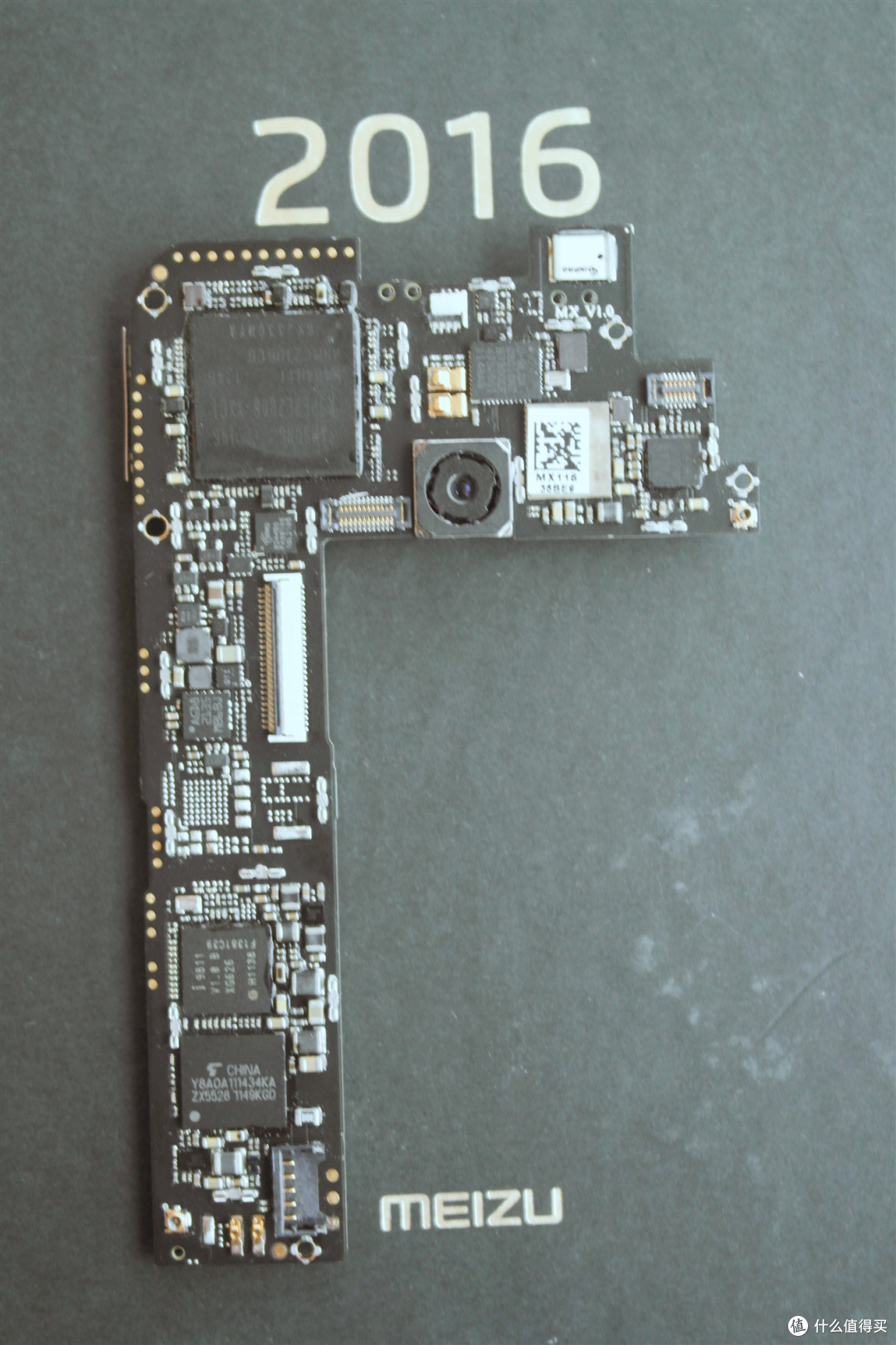 来一个主板特写,魅族一直采用黑色的主板,也显得比较有科技感,主要的