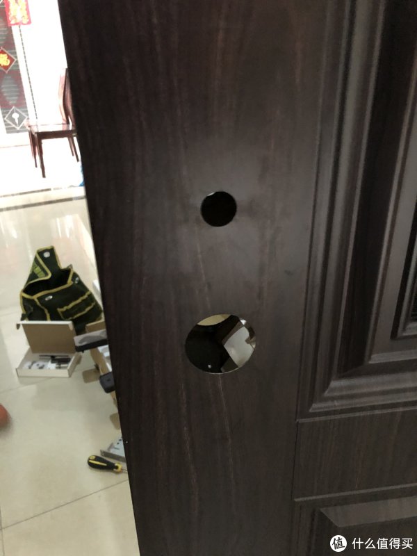 原先的锁孔是新门按照官方的开孔图开的，所以很工整，但是也很大个，所以后面就悲剧了，听我慢慢诉苦吧