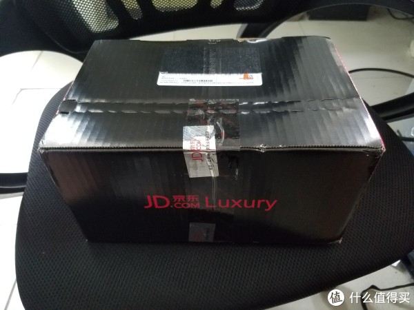京东奢饰品有特别包装，一次性封装盒子