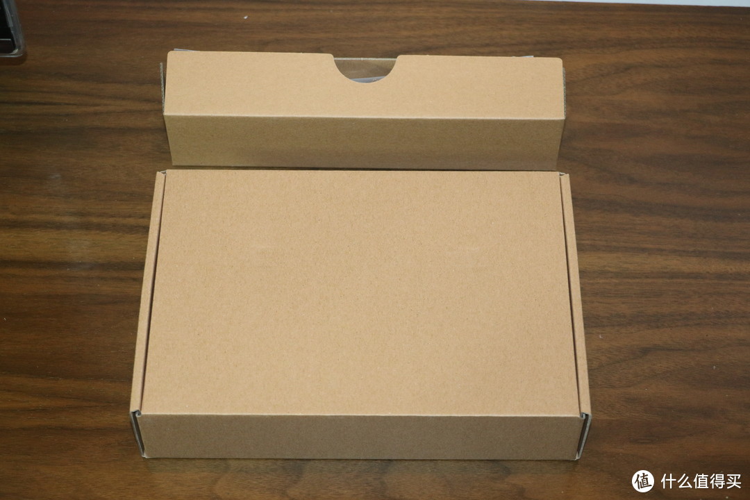 两个附件盒（推测应该是电源、网线、说明书之类）