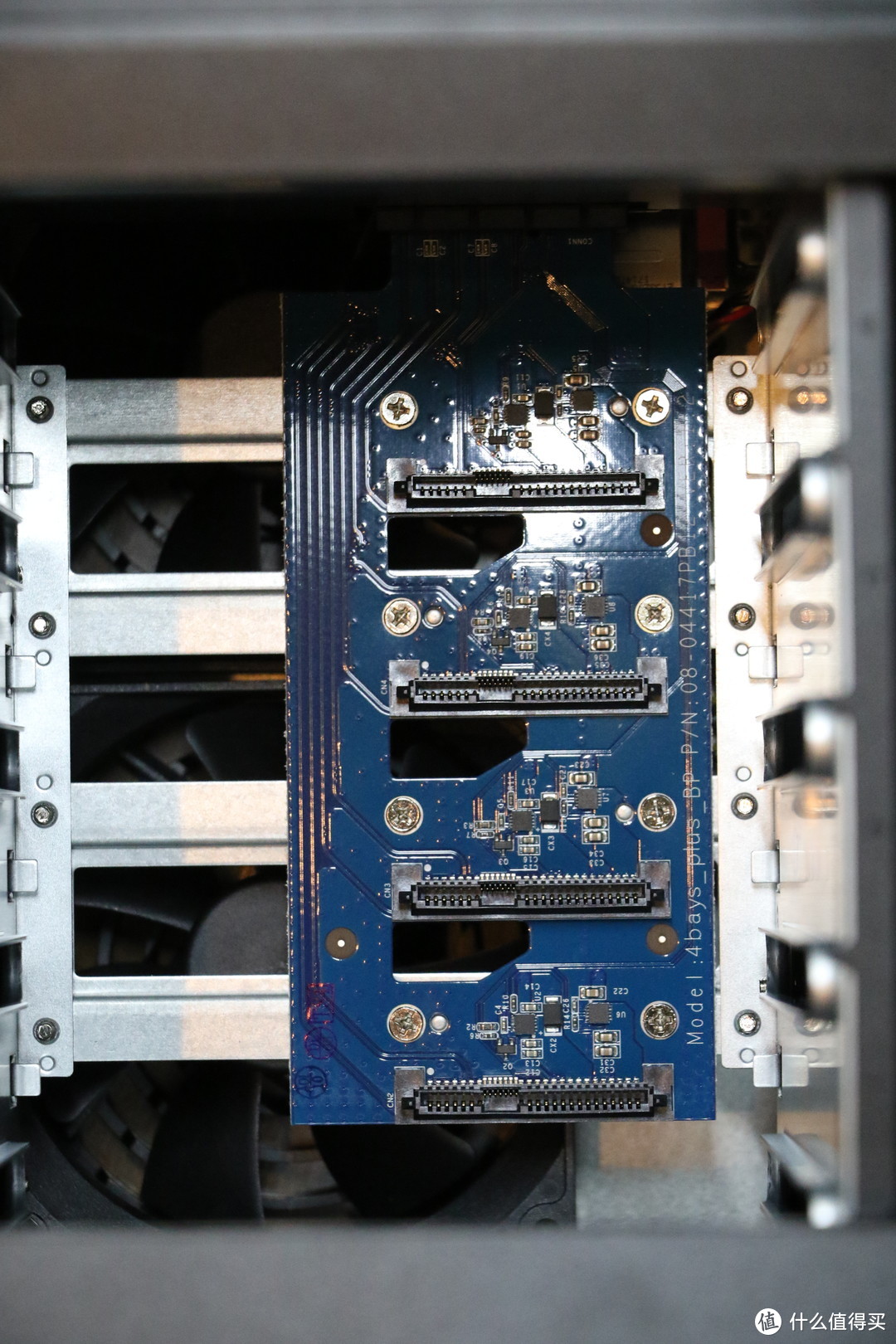 机箱深处的四个SATA硬盘接口，当硬盘仓插入时，会确保硬盘接口与此接口紧密对接