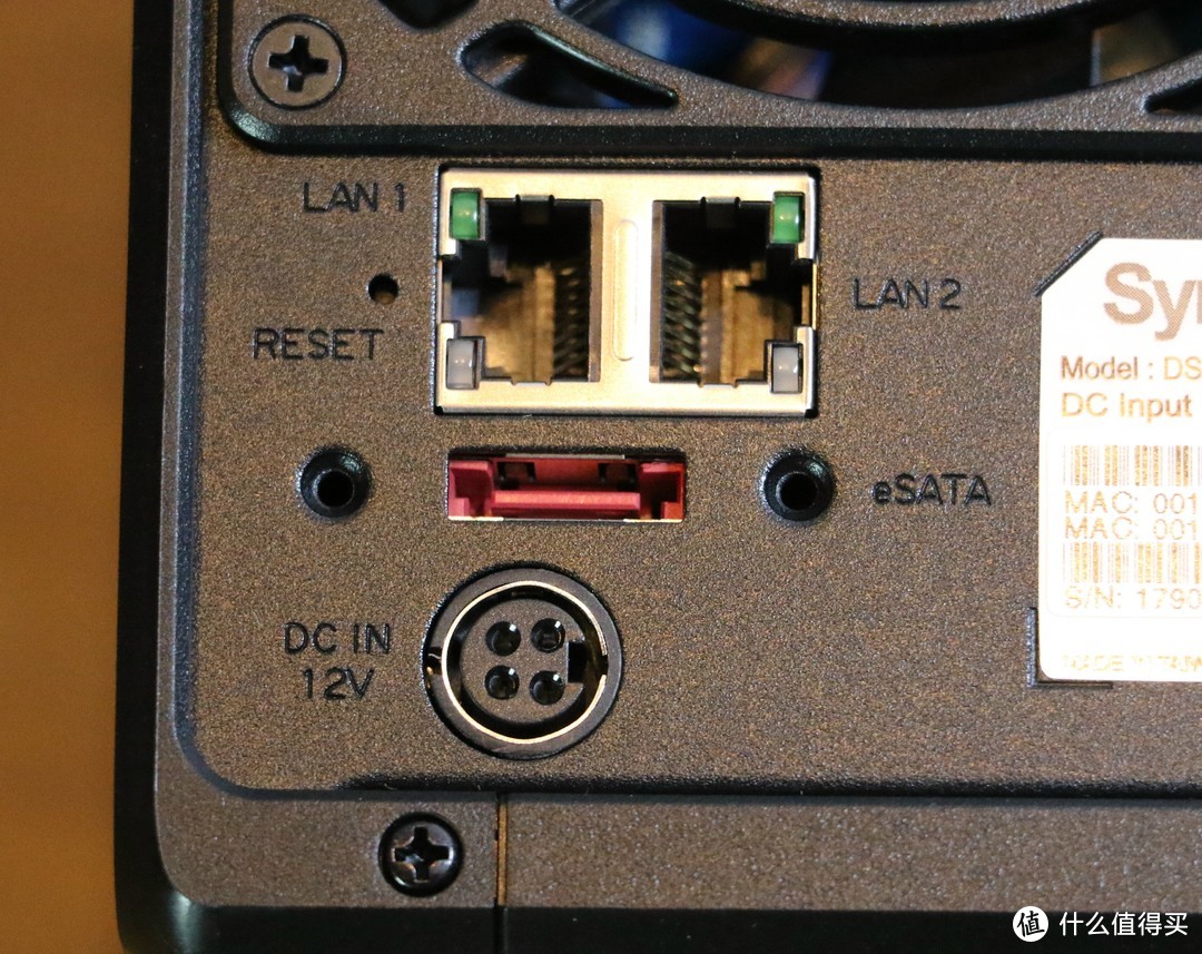 双千兆LAN口、RESET孔、eSATA接口、12V电源输入接口