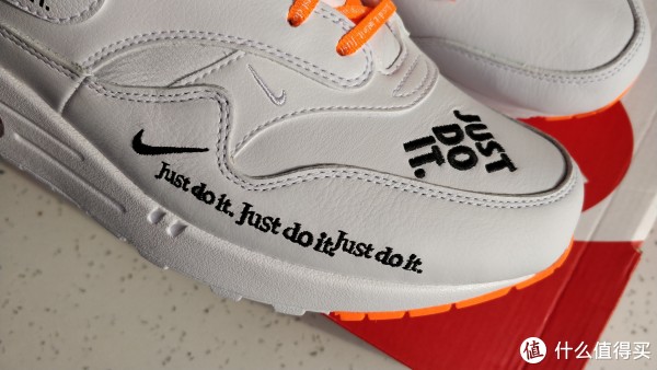 鞋头，鞋侧面都有JUST DO IT的刺绣
