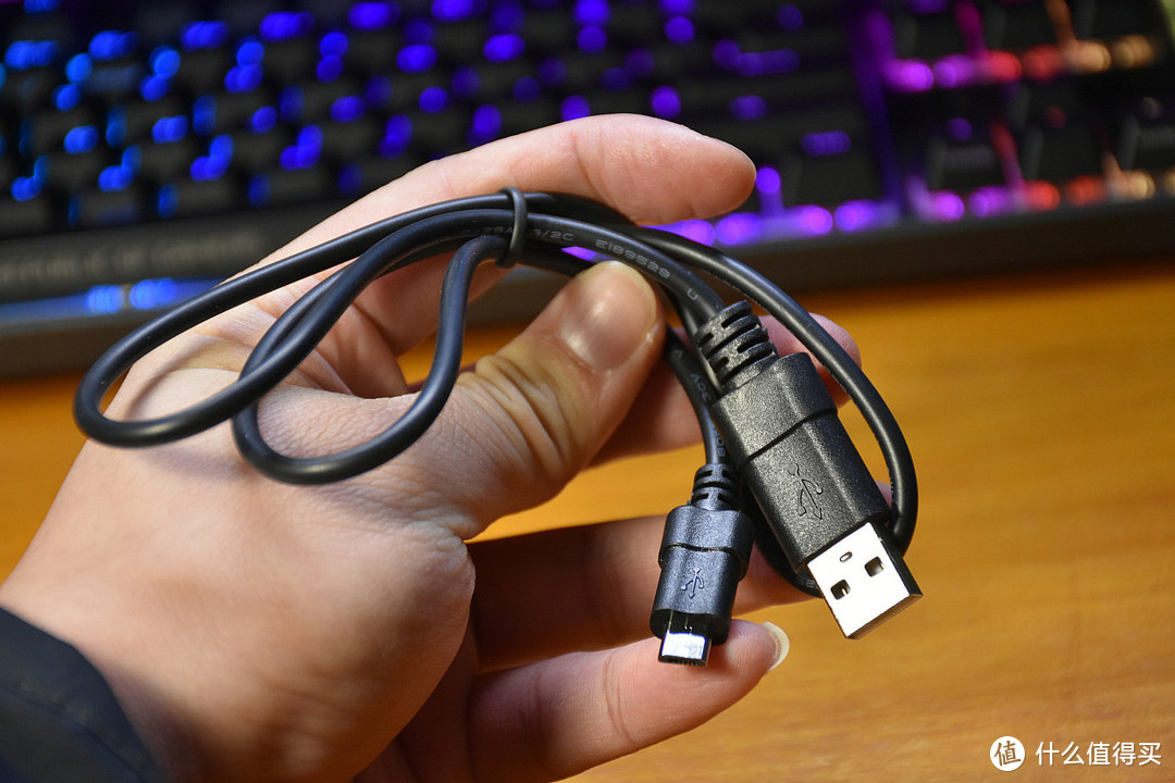 👆另外还需要一个MICROUSB转USB的线与电脑相连才能用酷冷的软件控制