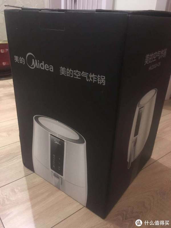 盒子还是蛮大的，黑白配色很经典
