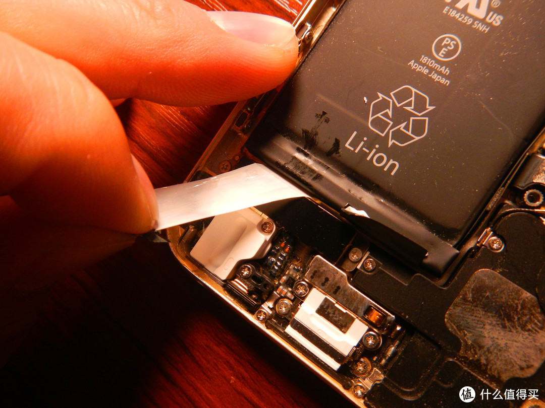 多图少文，更换苹果6手机电池只需要7步8分钟。