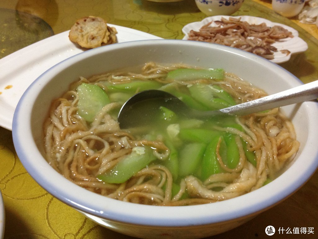 外面飘着雪，一碗羊肉汤烩馓子，慰藉我的胃，温暖我的心