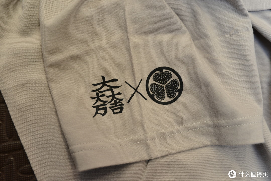 一侧的袖子，大一大万大吉 是石田三成的家纹。然后右边就是德川家康的家纹。
