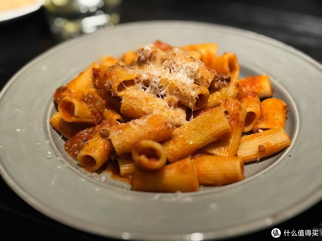 肉酱意面上的稍慢，酱汁制作的很好，表面撒了一层cheese，酸甜和肉香非常和谐，已经吃披萨吃的差不多饱的我忍不住又吃了好几口