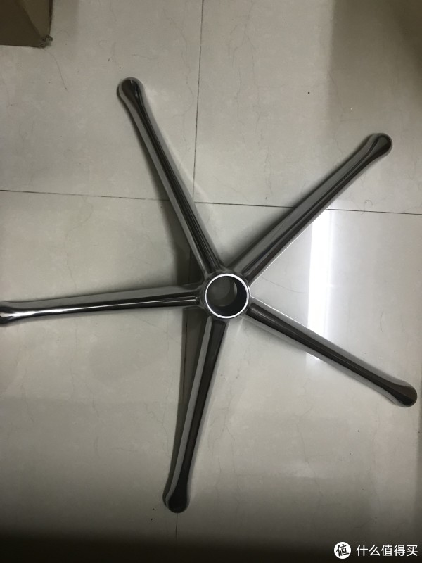 放在地板上，非常平整，没有丝毫晃动，满分！