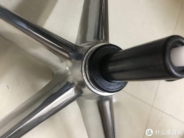 气压杆更是简单，插进洞就好了