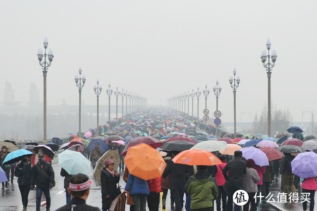 图片来自新华社，12月26号到28号可以免费参观，第一天下着雨还是这么多人，其中绝大多数都年过半百，在那几天附近的公交车挤爆了。。。