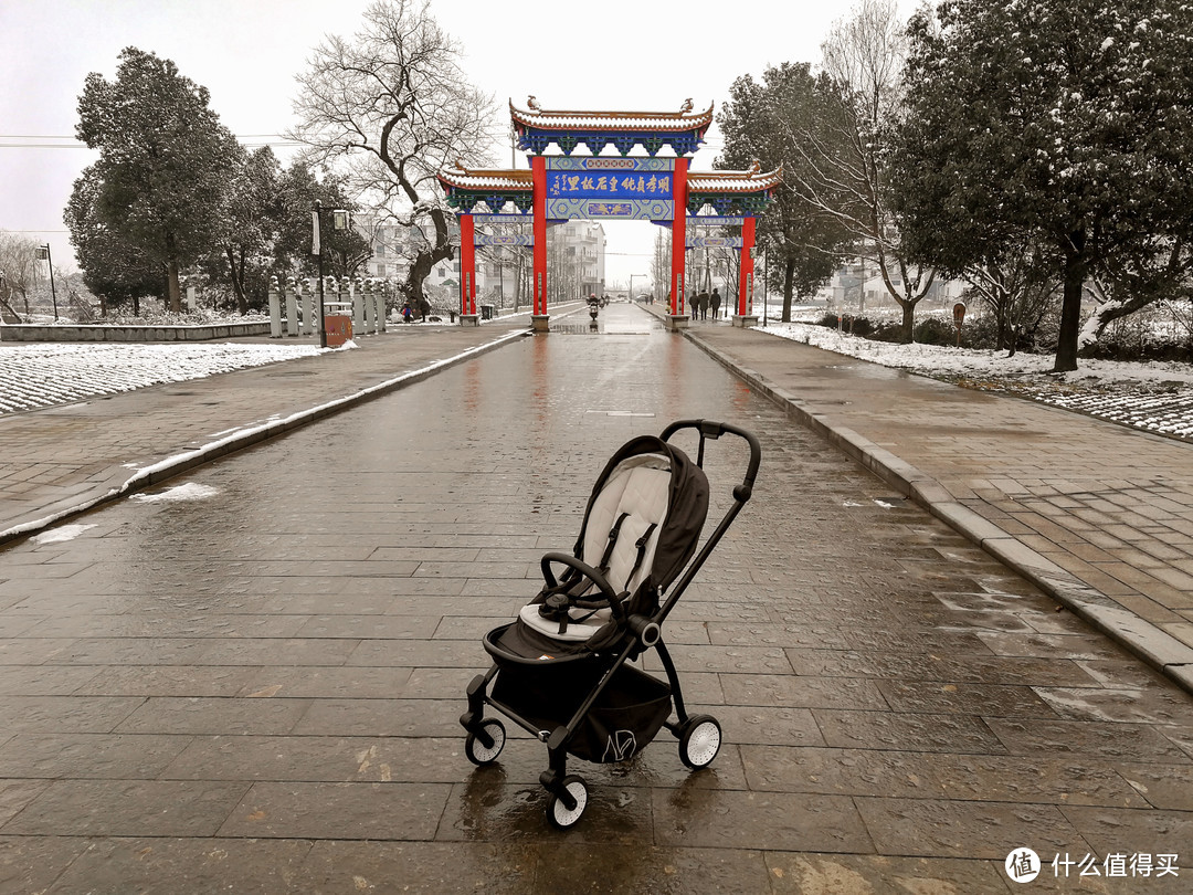 2019年的第一场雪，带着宝宝回家，开箱体验威凯高景观便携推车！