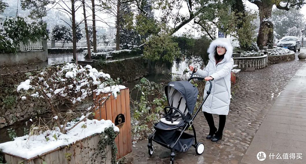 2019年的第一场雪，带着宝宝回家，开箱体验威凯高景观便携推车！