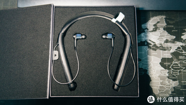 打开盒子后就看到了本体,静静地躺在里面