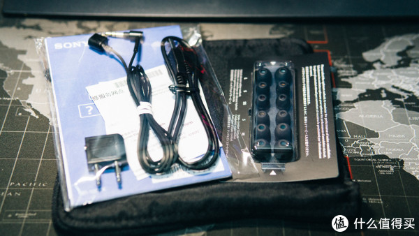 先来看看附件,充电线,有线连接线,航空插座,各尺寸塞子