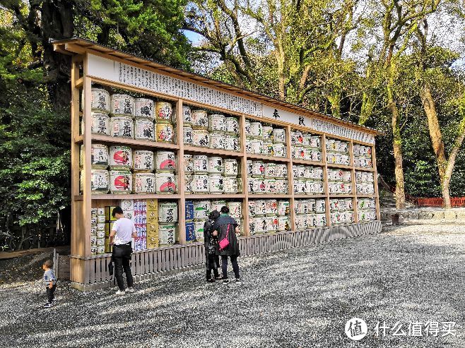 在广场左侧摆放的各种酒桶（据说是结婚时候用的），在网上看到东京的明治神宫也有这样的一堵墙