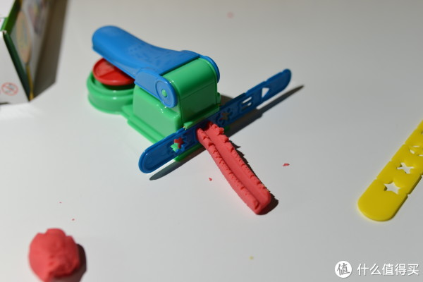 换一个面条模具。可以看出来这个面感觉是有点干燥，压的面也不是很顺滑。
