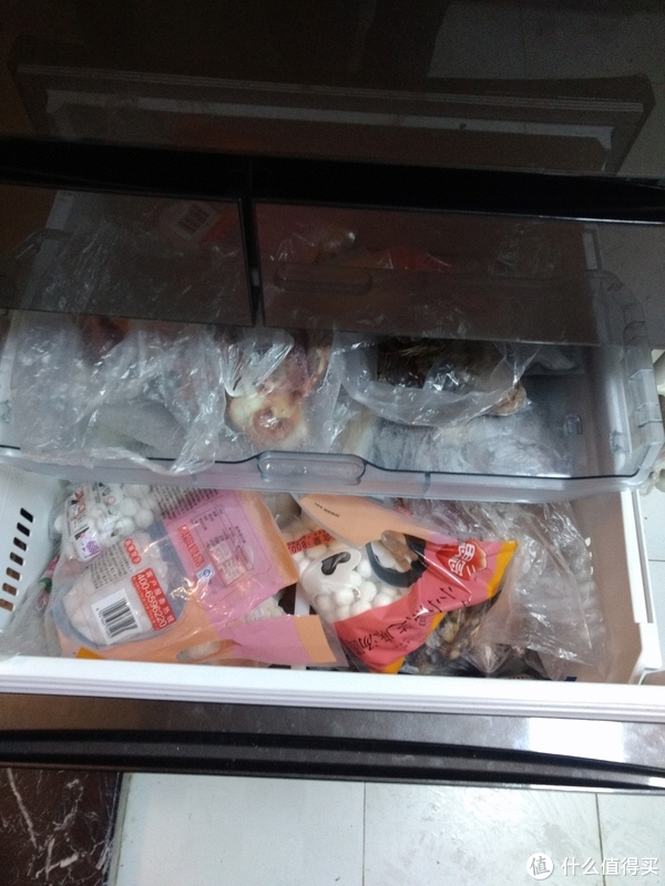 冷冻室存放了香肠腊肉速冻食品等