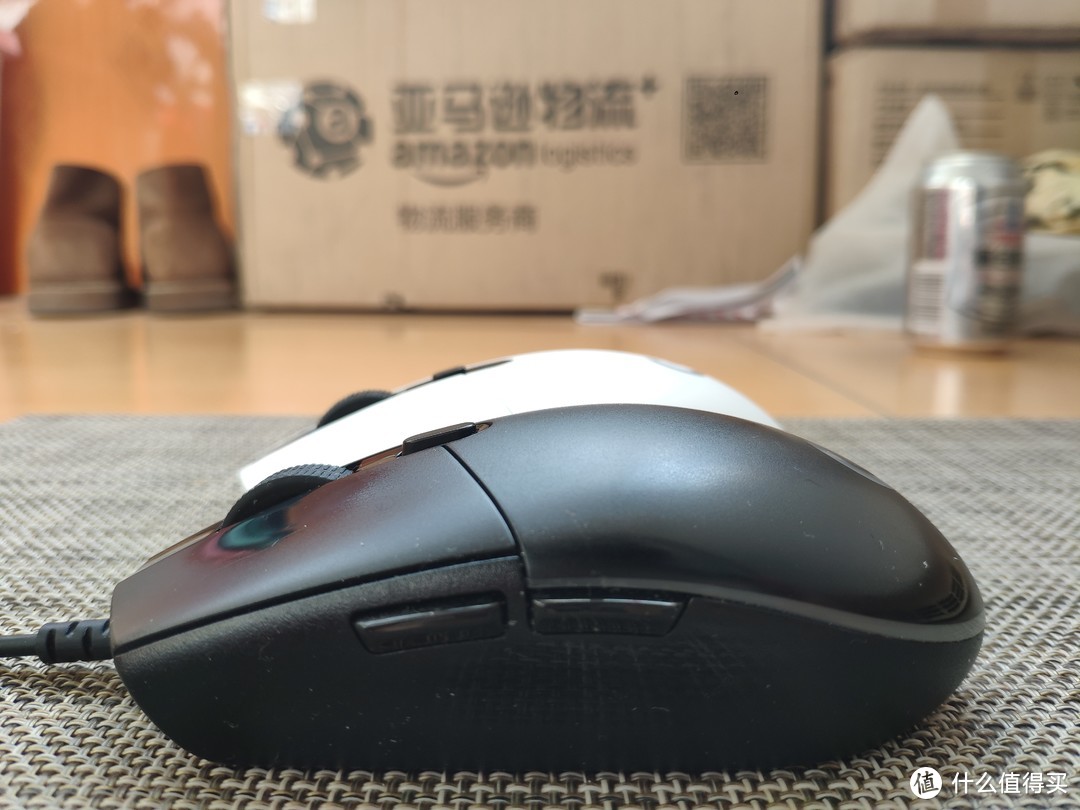 侧面来看,G304比G102“小腹”隆起，毕竟要留出空间放电池