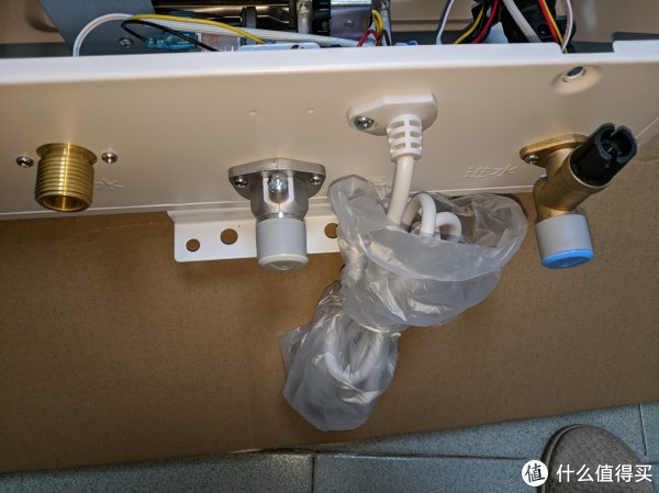 热水器底部接口，出水->燃气->进水